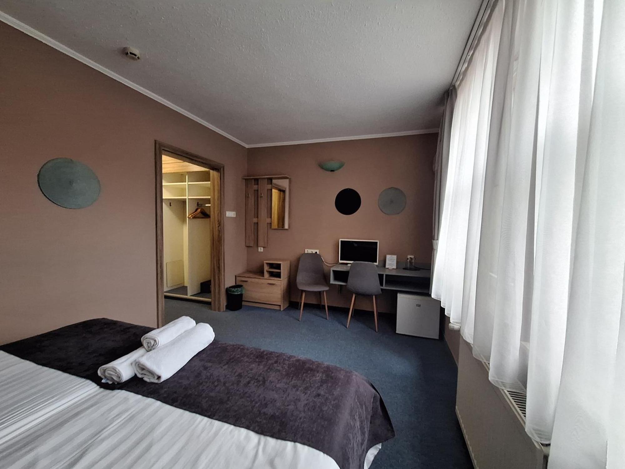 Hotel Unicornis Eger Exterior photo