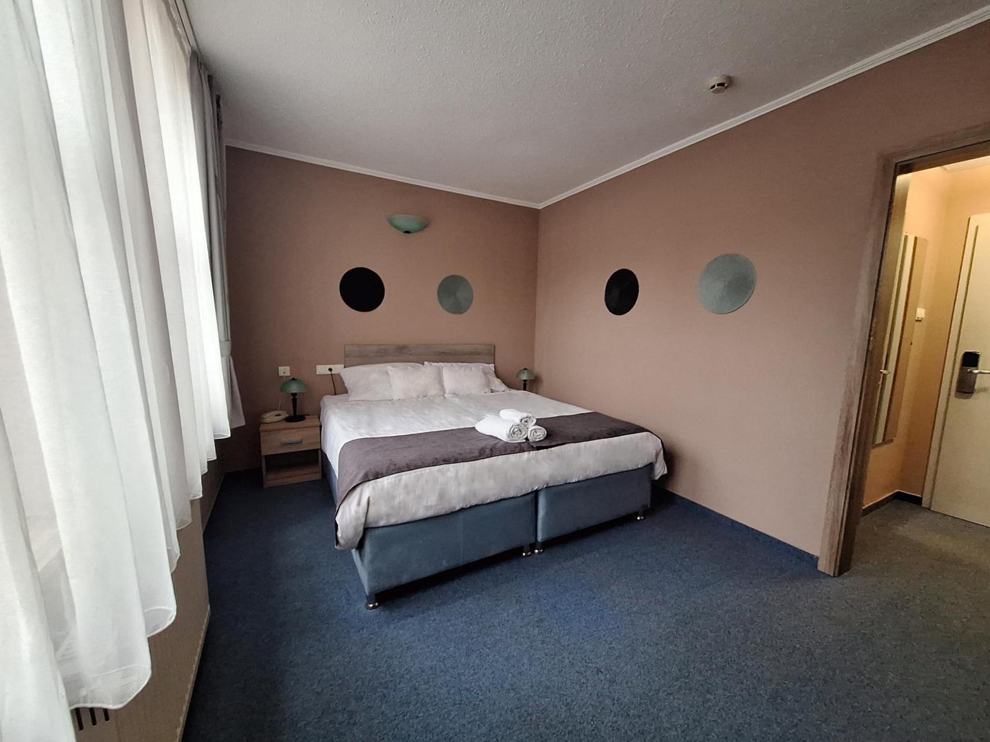Hotel Unicornis Eger Exterior photo