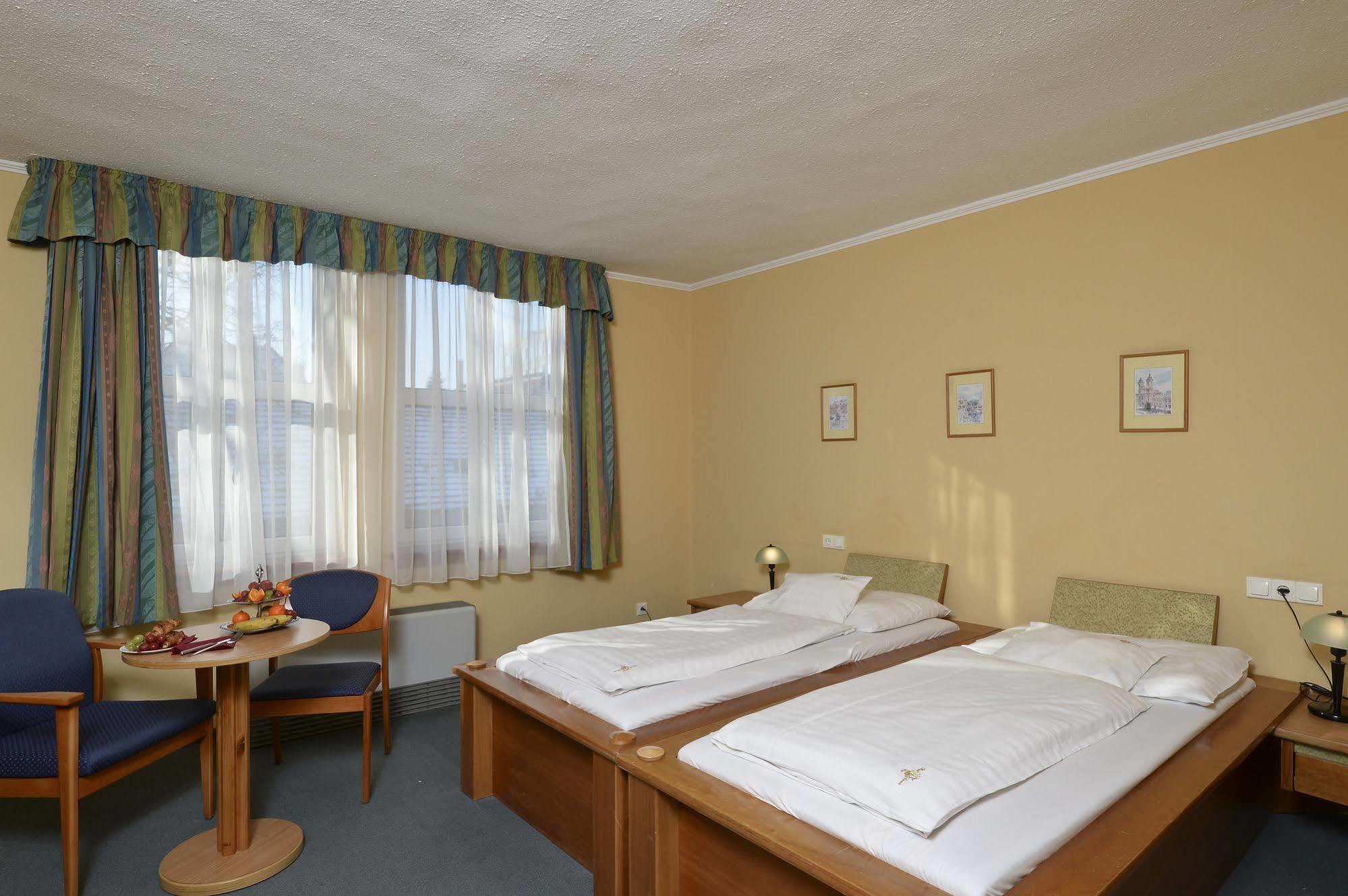 Hotel Unicornis Eger Exterior photo